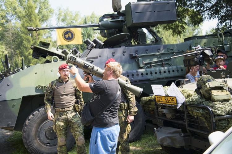 ukáza vojenské výzbroje a výstroje vojáků 43. výsadkového pluku
