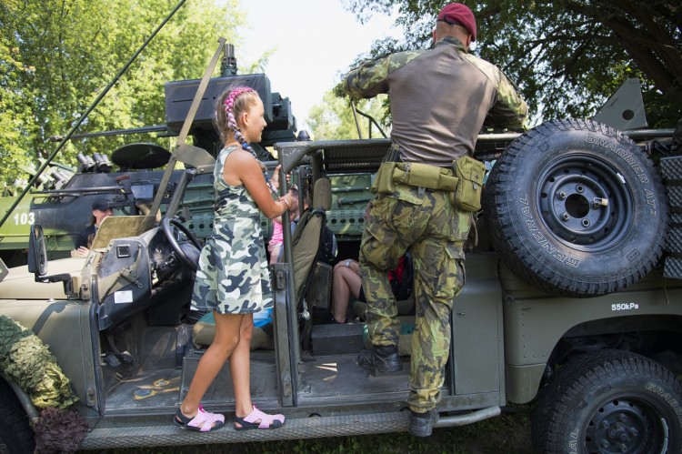 ukázka vojenské techniky LR Defender 130 - Kajman