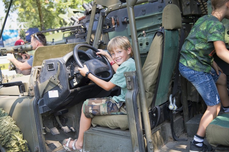 ukázka vojenské techniky LR Defender 130 - Kajman (1)