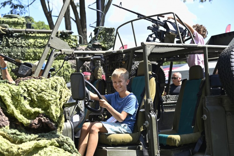ukázka vojenské techniky LR Defender 130 - Kajman (3)