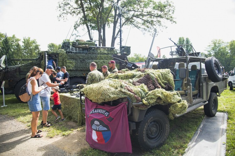 ukázka vojenské techniky LR Defender 130 - Kajman a ukázka zbraní a výstroje 43. výsadkového pluku