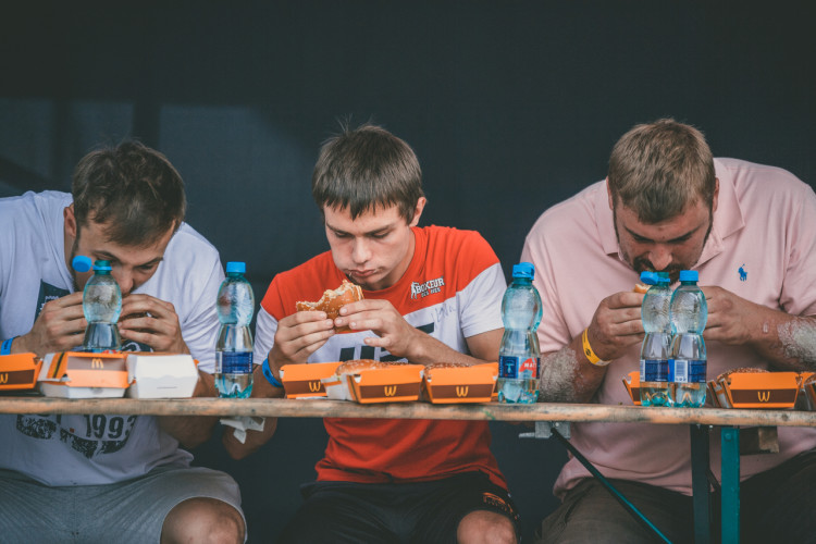 Soutěž v pojídání burgerů